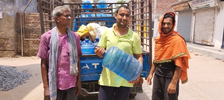 सल्लू खान ने गरीबों के घर तक अपने कंधों पर पहुंचाया पीने का पानी
