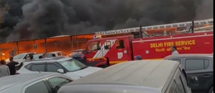 दिल्ली में मेट्रो स्टेशन के पास पार्किंग में लगी भीषण आग, जले कई वाहन