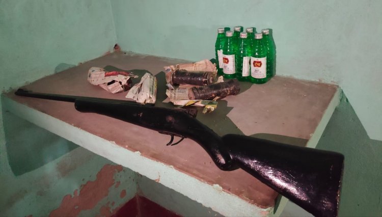 बिहार राज्य के औरंगाबाद जिले में बंद घर से चार बम, एक रायफल,एक जिंदा कारतूस व देसी शराब बरामद।