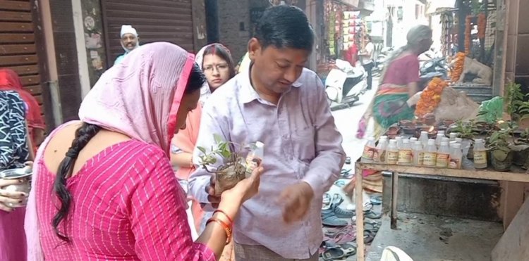 दिल्ली भजनपुरा भाजपा जिला मंत्री भुवनेश सिंघल ने औषधीय पौधो का किया वितरण 
