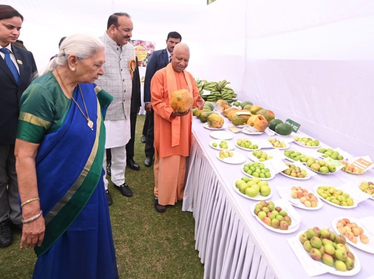 लखनऊ के राजभवन में फल ,सागY भाजी ,पुष्प प्रदर्शनी का उद्घाटन मुख्यमंत्री योगी आदित्यनाथ एवं उत्तर प्रदेश की राज्यपाल महामहिम आनंदीबेन पटेल ने किया