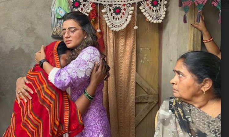 आकांक्षा दुबे की मां से मिलने भदोही पहुंची अक्षरा सिंह ने कहा कि आकांक्षा की आत्महत्या की निष्पक्ष जांच हो