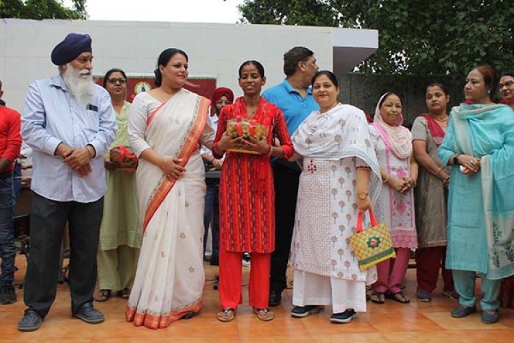 गुरु नानक पब्लिक स्कूल राजौरी गार्डन के कर्मचारियों को सलामी देकर मजदूर दिवस मनाया गया