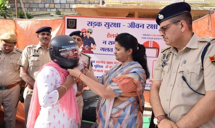 जयपुर ट्रैफिक पुलिस और हॉकी वाली सरपंच नीरू यादव द्वारा जयपुर में सड़क सुरक्षा अभियान