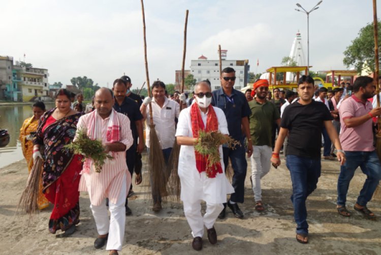 प्रधानमंत्री के आह्वान पर औरंगाबाद शहर में भाजपा सांसद ने रविवार को झाड़ू लगाकर किया श्रम दान