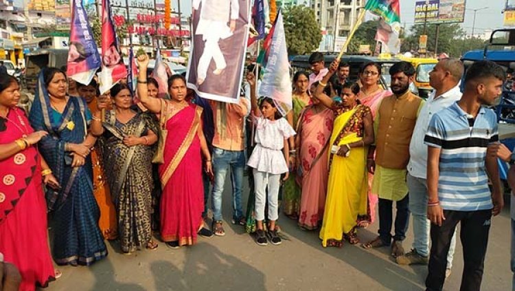 लोजपा (रामविलास) के महिला सेल जिलाध्यक्ष, रंजू वर्मा की अगुवाई में मुख्यमंत्री का रमेश चौक पर किया गया पुतला दहन