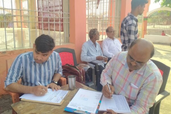 चुनाव का समय आते ही कई लोग बन जाते हैं समाजसेवी