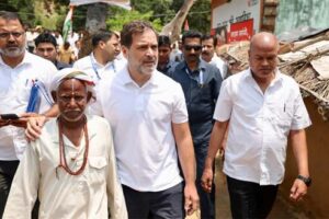 Rahul Gandhi reached the house of mountain man Dashrath Manjhi and garlanded his statue along with his family