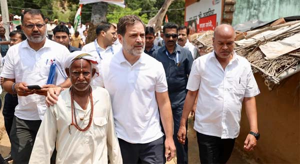 Rahul Gandhi reached the house of mountain man Dashrath Manjhi and garlanded his statue along with his family