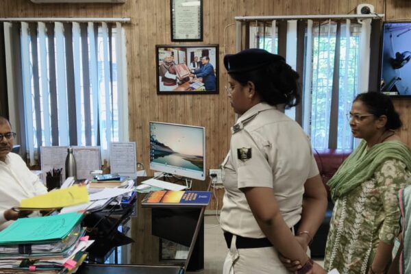 समाहरणालय स्थित कार्यालय कक्ष में जिला पदाधिकारी ने आयोजित किया जनता दरबार