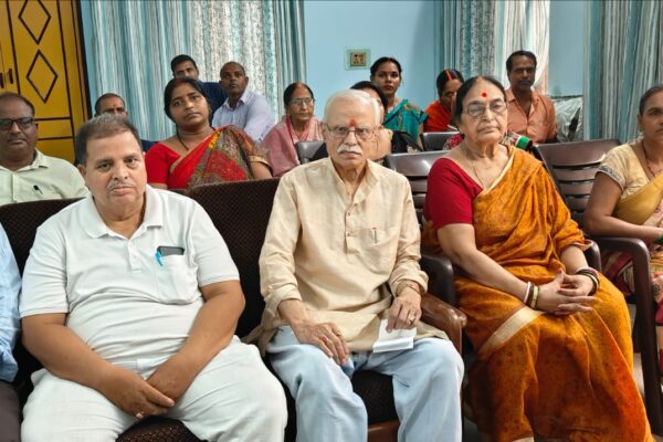 डॉक्टर विवेकानंद मिश्र के आवास पर स्वर्गीय कृष्णचंद्र पाठक जी की पुण्य स्मृति में शोकसभा का हुआ आयोजन