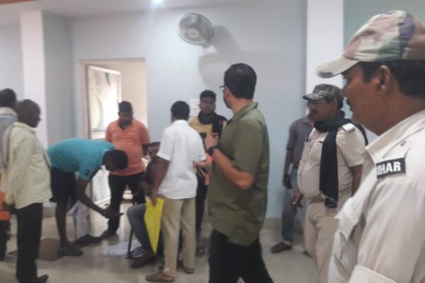 राजस्व महाअभियान के तहत नगर परिषद टिकारी के लोगों ने निर्धारित समय के अनुकूल जमा किया जमीन से संबंधित दस्तावेज.