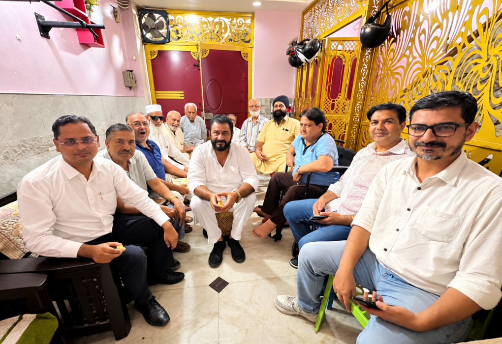 मंडावली बी-ब्लॉक RWA की नई कार्यकारिणी के गठन को लेकर आयोजित बैठक में शामिल सदस्य