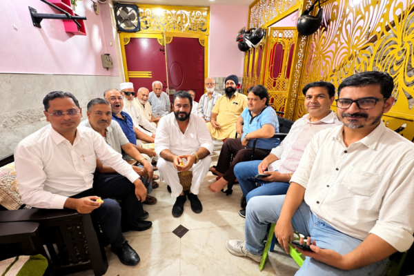 मंडावली बी-ब्लॉक RWA की नई कार्यकारिणी के गठन को लेकर आयोजित बैठक में शामिल सदस्य