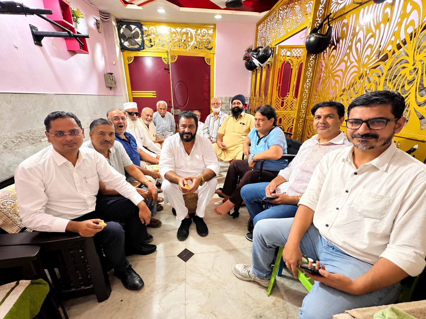 मंडावली बी-ब्लॉक RWA की नई कार्यकारिणी के गठन को लेकर आयोजित बैठक में शामिल सदस्य